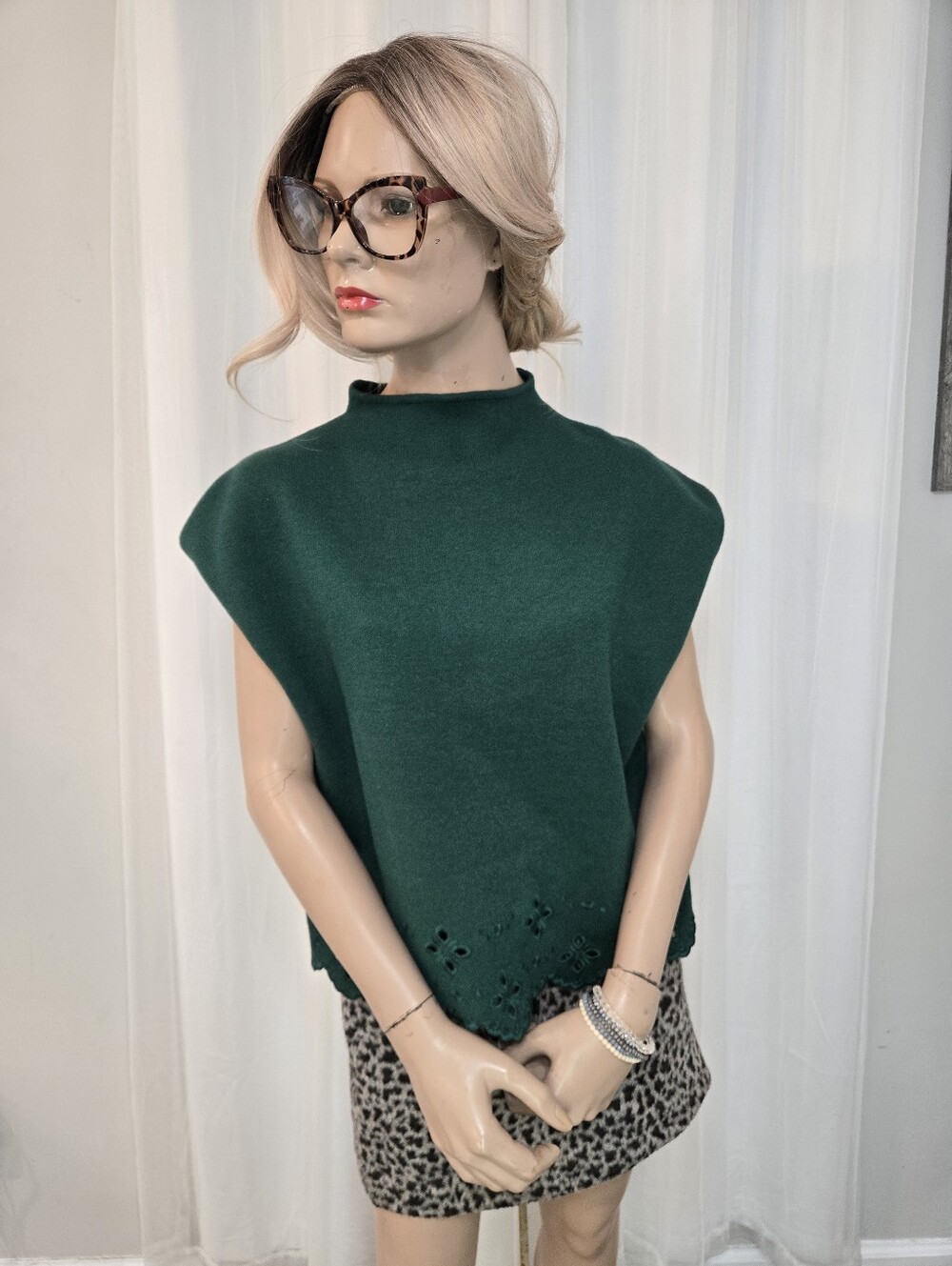 entro Dark Green Knit Mock Neck Sleeveless Sweater Top. Pristine Condition.